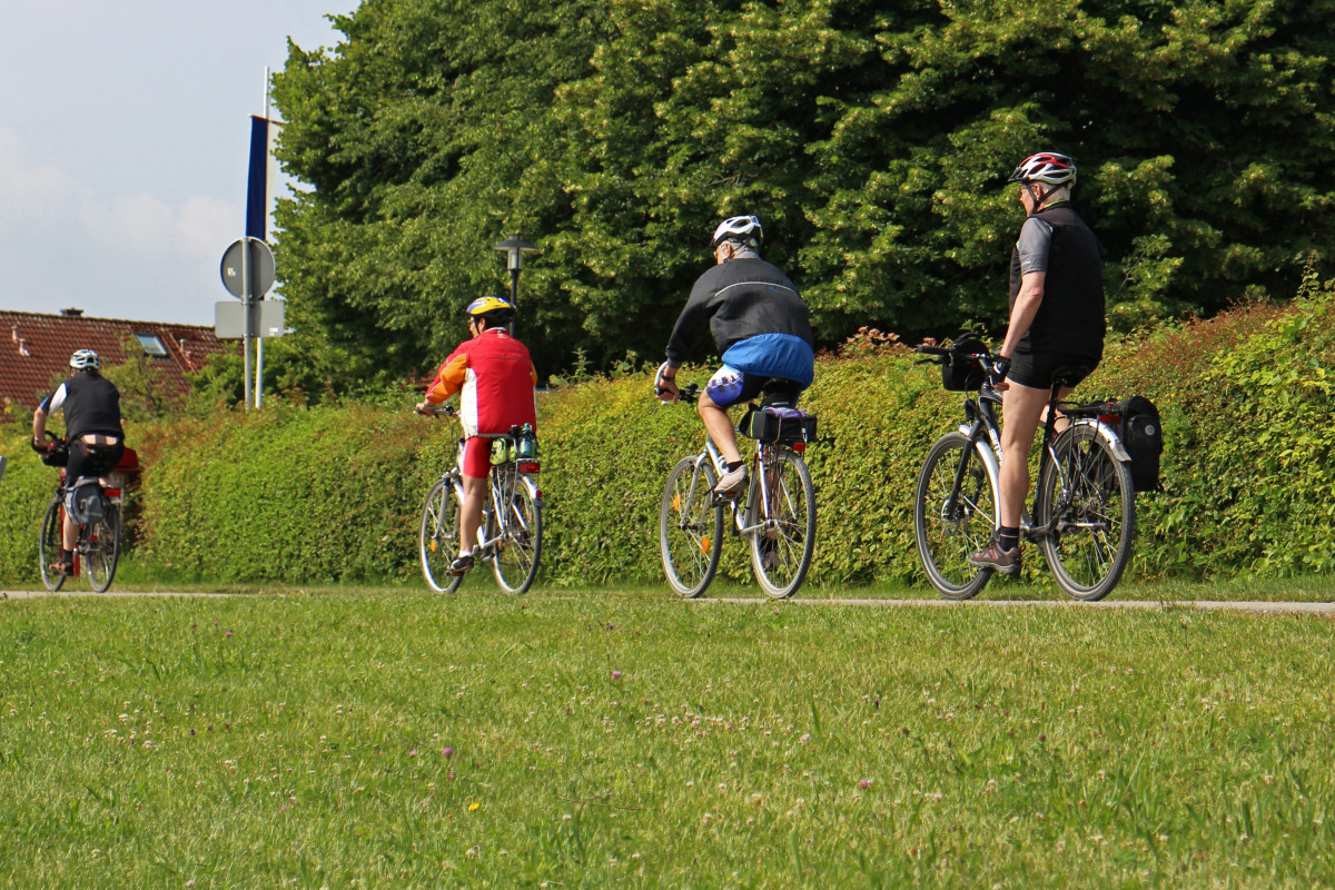 Cyclistes sur la Régalante entre campagne verdoyante et village typique en Loire-Atlantique, près de Louisfert.
